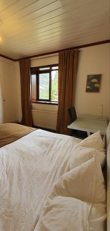 Homestay Private In Shared House-close To And Hospital-1 *