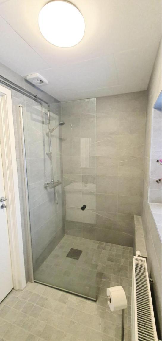 Private In Shared House-close To And Hospital-1 *